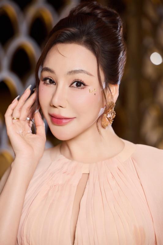 Việt Nam có phú bà hát "thần sầu" là thủ khoa trường quân đội, từng bị 1 diva mắng trên truyền hình- Ảnh 1.