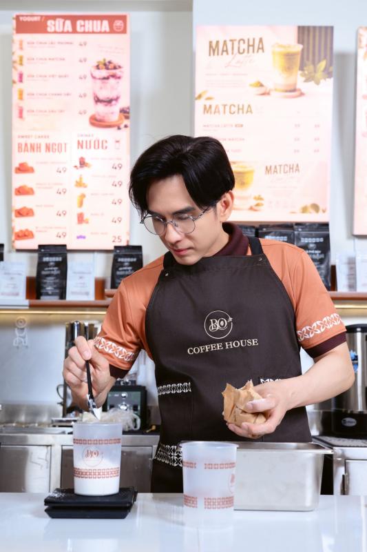Ca sĩ hạng A đi bán cà phê ở phường Tân Định, TP.HCM được 200 người ủng hộ: Thần tượng giới trẻ một thời, tài sản đếm không xuể- Ảnh 1.