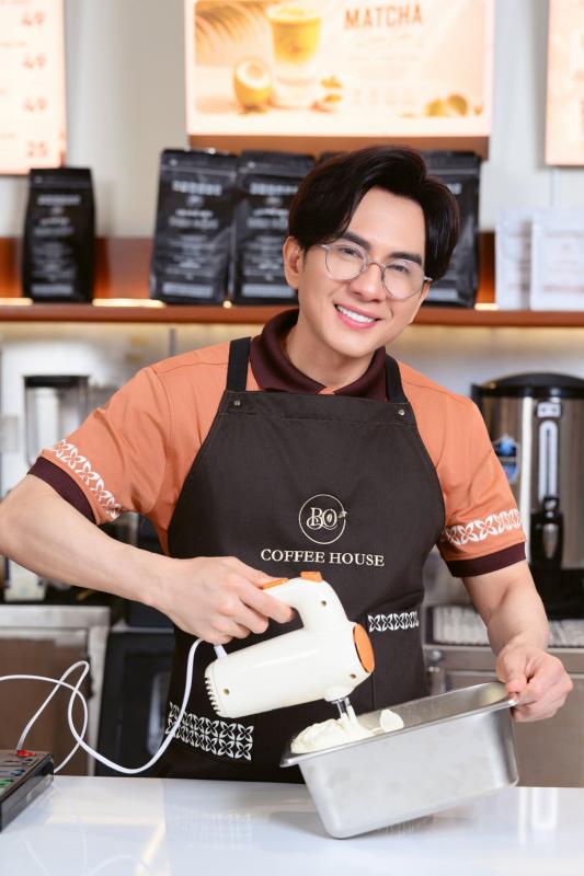 Ca sĩ hạng A đi bán cà phê ở phường Tân Định, TP.HCM được 200 người ủng hộ: Thần tượng giới trẻ một thời, tài sản đếm không xuể- Ảnh 2.