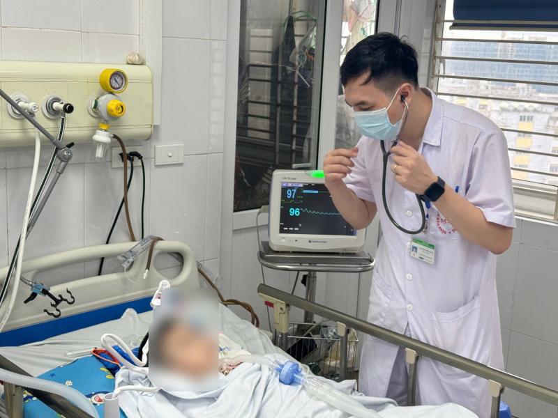 Từ vài nốt phỏng nước do thủy đậu, bé trai 6 tuổi nguy kịch- Ảnh 1.