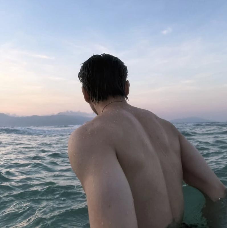 HIEUTHUHAI cởi áo khoe lưng trần giữa biển, bạn gái liền có phản ứng- Ảnh 4.