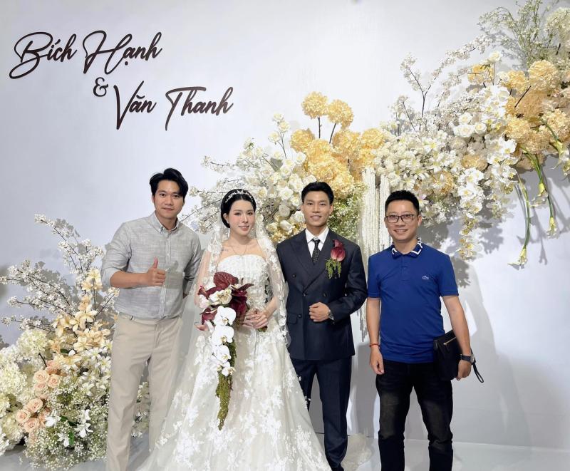 Cam thường bắt trọn nhan sắc Bích Hạnh trong ngày cưới Văn Thanh, có khác xa ảnh trên mạng như dân tình nói?- Ảnh 3.
