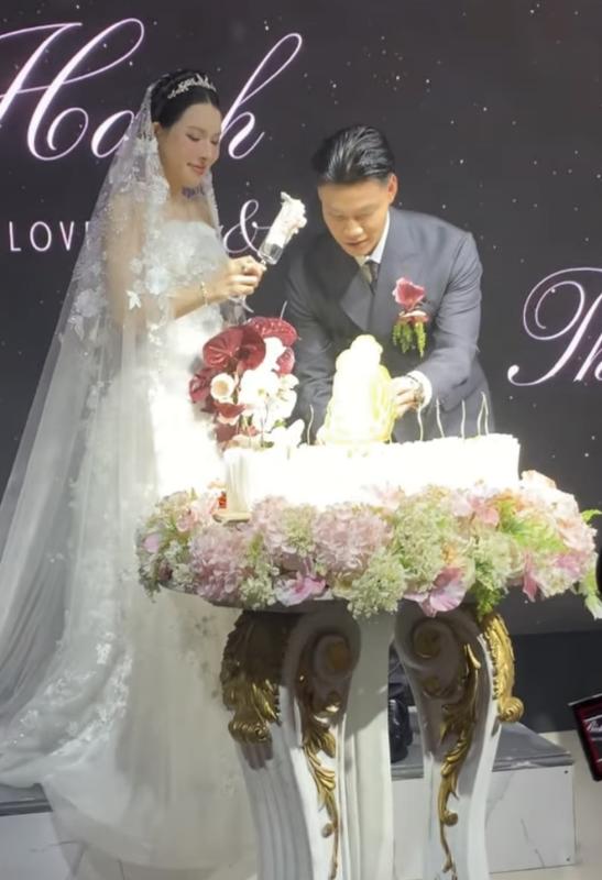 Văn Thanh có cử chỉ tinh tế dành cho Bích Hạnh trong ngày cưới, nhan sắc của cô dâu gây xôn xao- Ảnh 2.