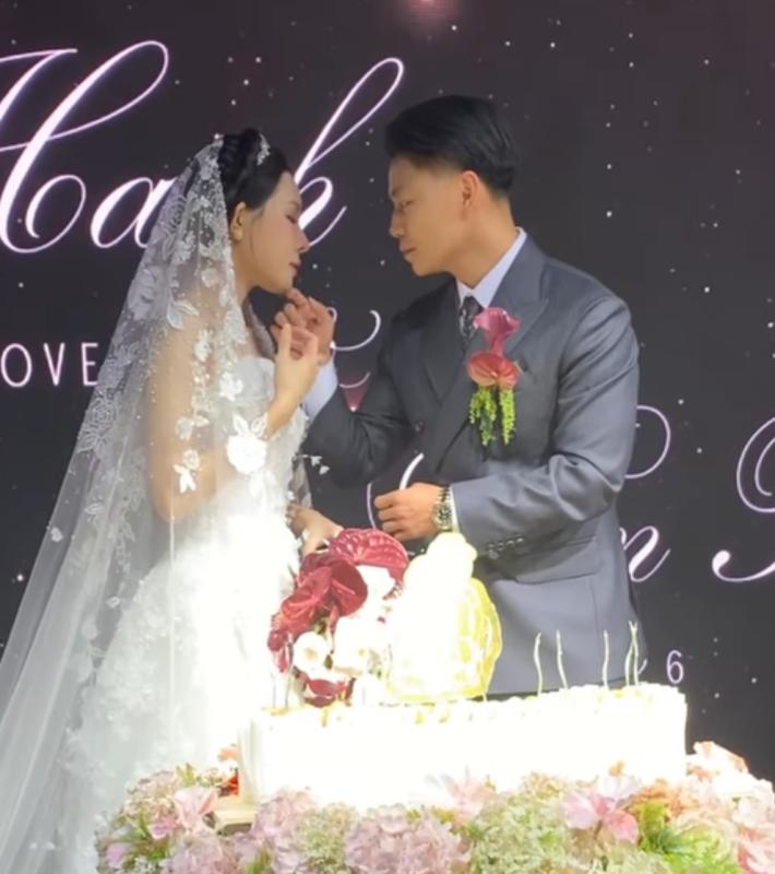 Văn Thanh có cử chỉ tinh tế dành cho Bích Hạnh trong ngày cưới, nhan sắc của cô dâu gây xôn xao- Ảnh 5.