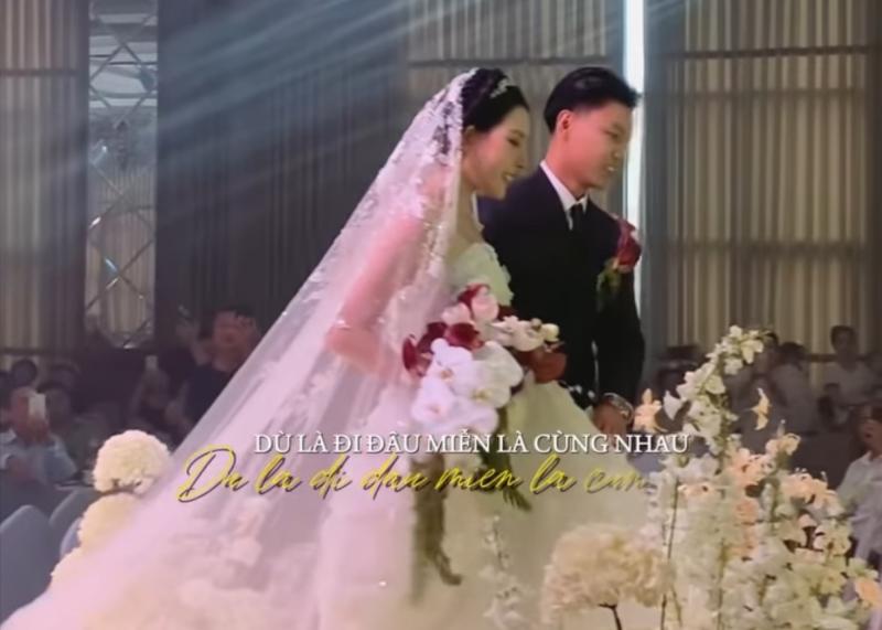 Văn Thanh có cử chỉ tinh tế dành cho Bích Hạnh trong ngày cưới, nhan sắc của cô dâu gây xôn xao- Ảnh 1.