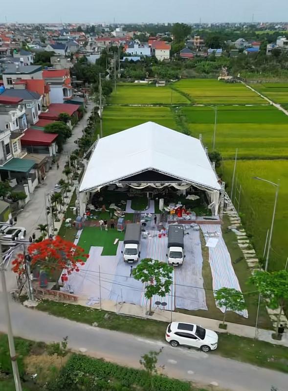 Văn Thanh dựng rạp cưới trên sân bóng, đèn lên lung linh "oách" nhất xóm chuẩn bị rước nàng tiểu thư về dinh- Ảnh 2.