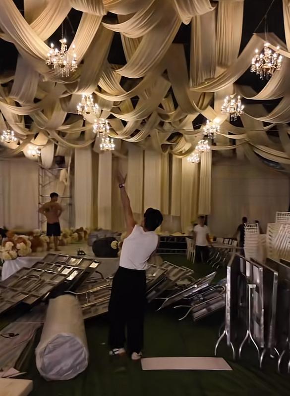 Văn Thanh dựng rạp cưới trên sân bóng, đèn lên lung linh "oách" nhất xóm chuẩn bị rước nàng tiểu thư về dinh- Ảnh 5.