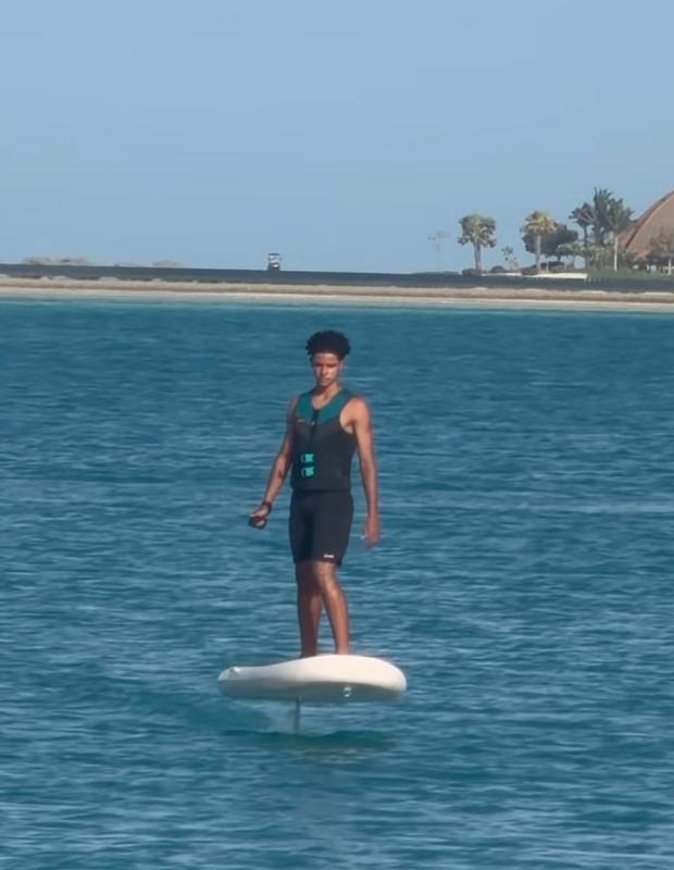 Ronaldo cởi trần khoe body 6 múi cuồn cuộn bên vợ đẹp con ngoan trước thềm World Cup- Ảnh 3.