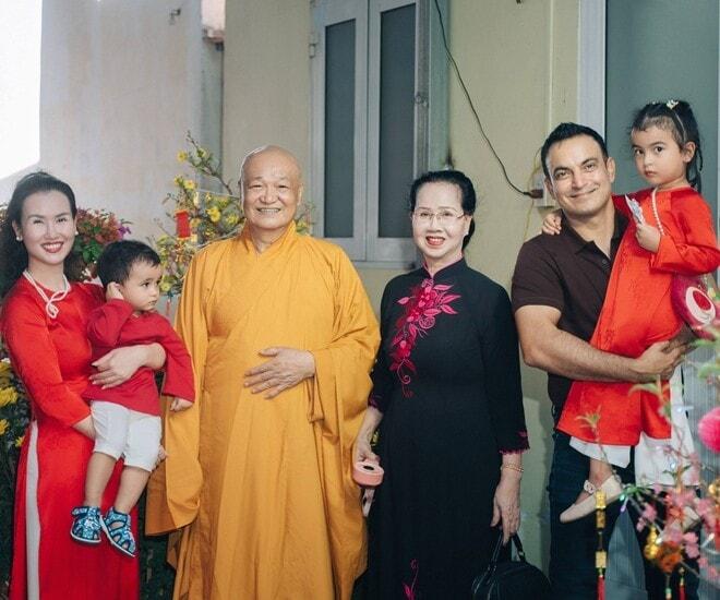 Nữ ca sĩ hàng đầu Việt Nam: Cha ruột nương nhờ cửa Phật, lấy chồng ngoại quốc, 2 con ăn chay từ 0 tuổi- Ảnh 1.