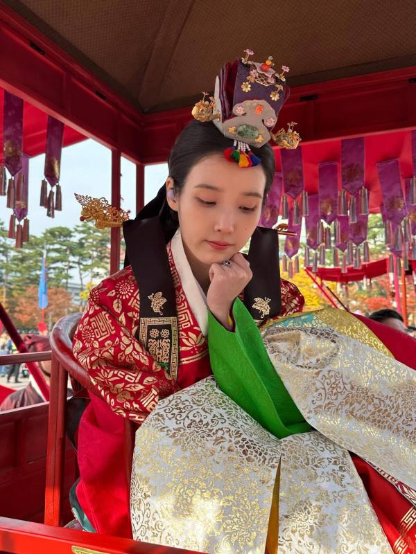 Từ nhỏ đến lớn chưa thấy đám cưới nào đẹp vậy: Cô dâu xinh yêu như búp bê, chú rể cao sang hơn người- Ảnh 3.