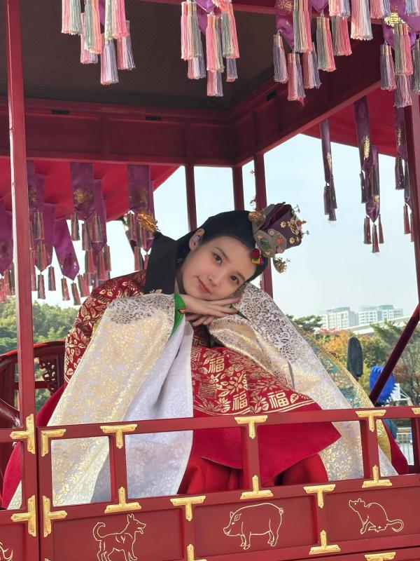 Từ nhỏ đến lớn chưa thấy đám cưới nào đẹp vậy: Cô dâu xinh yêu như búp bê, chú rể cao sang hơn người- Ảnh 4.