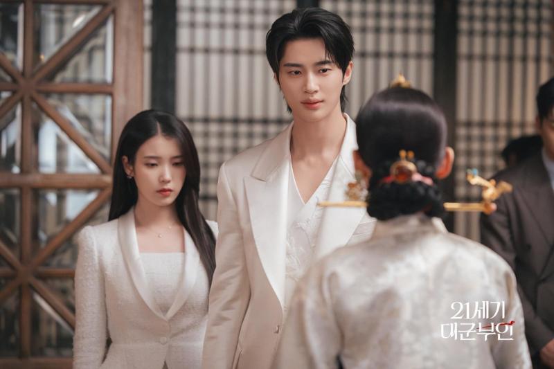 "Nhìn cát-xê của IU mới thấy chẳng còn tương lai nào cho Hàn Quốc"- Ảnh 2.