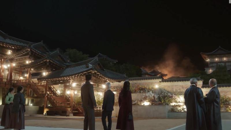 Perfect Crown tập 10: Byeon Woo Seok giành lại ngôi vua, IU lao vào biển lửa cứu chồng- Ảnh 4.
