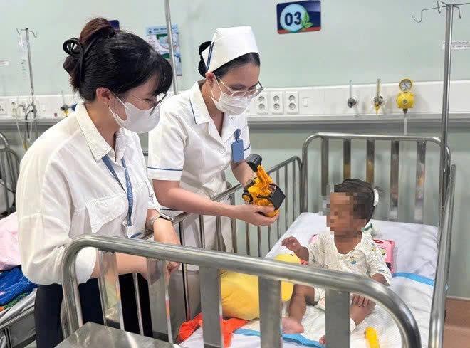 Những hình ảnh mới nhất tại bệnh viện của em bé 2 tuổi bị bạo hành nghiêm trọng - Ảnh 1.