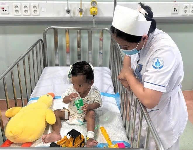 Những hình ảnh mới nhất tại bệnh viện của em bé 2 tuổi bị bạo hành nghiêm trọng - Ảnh 2.