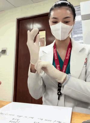 Đăng video lấy mẫu bệnh phẩm, "người đẹp học Y" được cư dân mạng nhắc nhở "Găng tay không phải đeo cho đẹp hay cho sạch tay đâu"- Ảnh 1.
