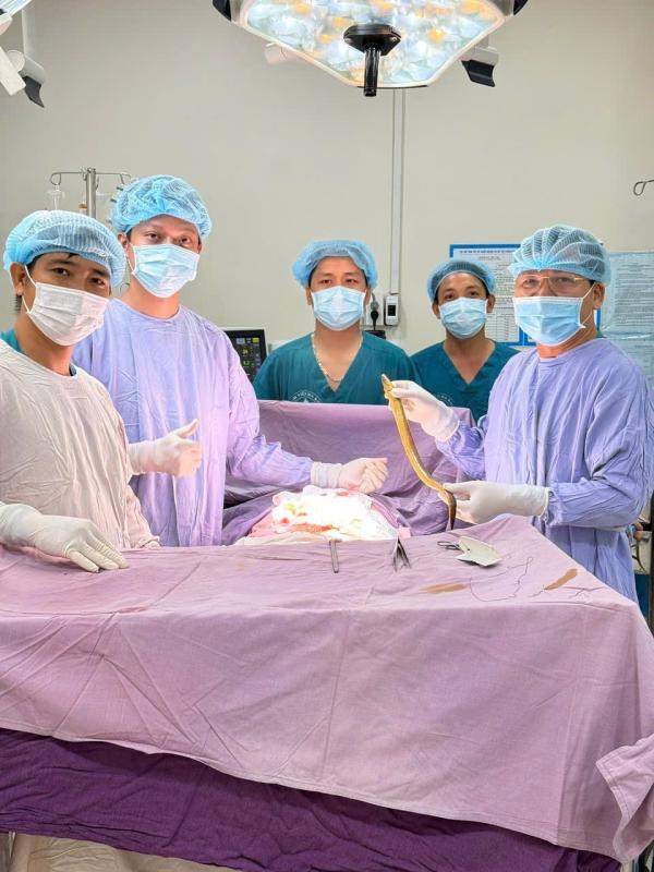 Lươn dài 50cm chọc thủng trực tràng, nằm ngoe nguẩy trong ổ bụng bệnh nhân- Ảnh 2.