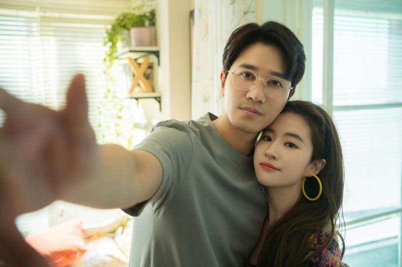 Hot nhất Weibo: Lưu Diệc Phi và mỹ nam Câu Chuyện Hoa Hồng lộ bằng chứng phim giả tình thật khó chối cãi- Ảnh 1.