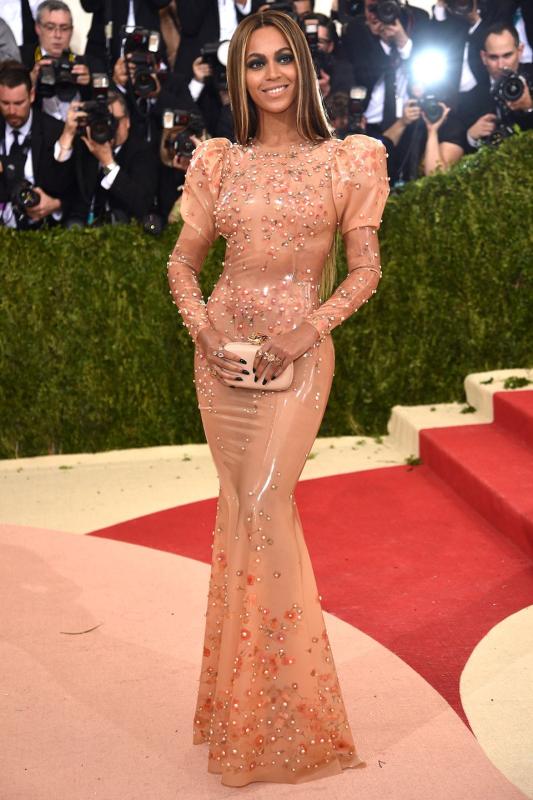 Bức ảnh quyền lực 10 năm chưa thể tìm lại ở Met Gala: Hai đại gia giàu nhất showbiz, so kè cực căng vị thế số 1 - Ảnh 3.
