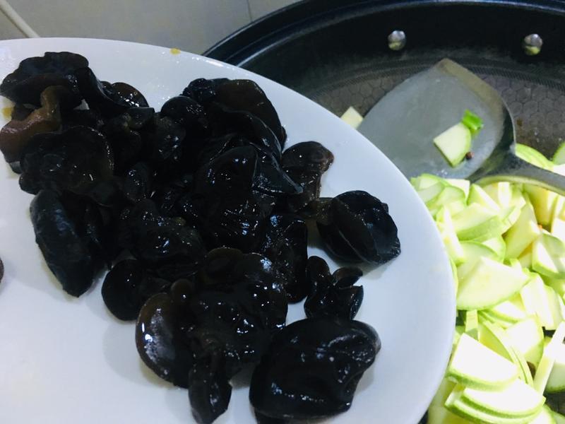 Món ăn tuyệt vời cho bữa cơm mùa hè: Nấu dễ lại giúp giải nhiệt mùa hè, giảm phù nề, tốt cho lá lách và dạ dày- Ảnh 20.