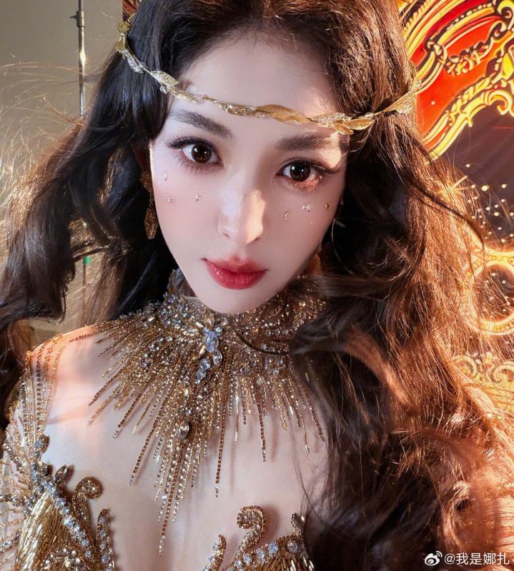 Nữ thần Kim Ngưu đang viral khắp Trung Quốc: Nhan sắc như thiên sử thi thần thoại, lấp lánh hơn cả vàng- Ảnh 8.