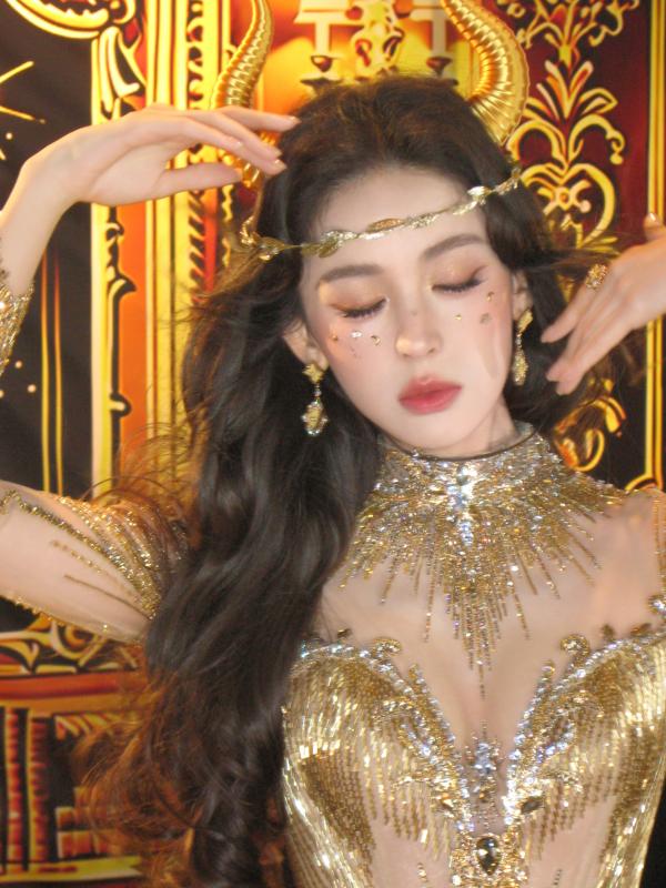 Nữ thần Kim Ngưu đang viral khắp Trung Quốc: Nhan sắc như thiên sử thi thần thoại, lấp lánh hơn cả vàng- Ảnh 11.