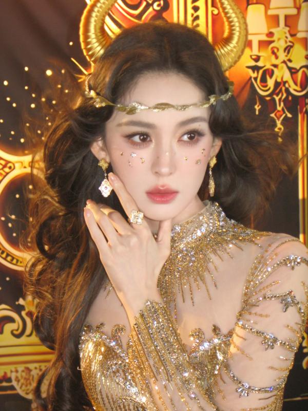 Nữ thần Kim Ngưu đang viral khắp Trung Quốc: Nhan sắc như thiên sử thi thần thoại, lấp lánh hơn cả vàng- Ảnh 10.