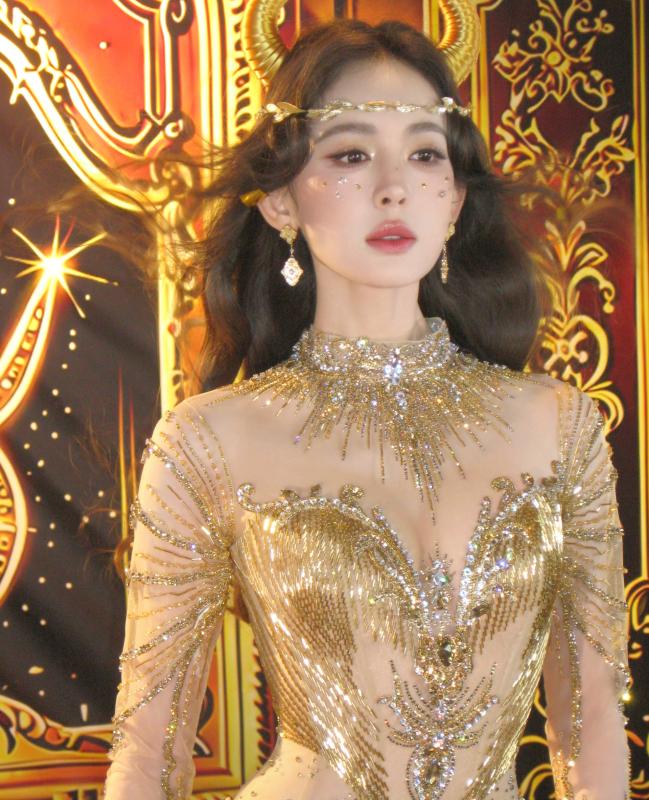 Nữ thần Kim Ngưu đang viral khắp Trung Quốc: Nhan sắc như thiên sử thi thần thoại, lấp lánh hơn cả vàng- Ảnh 4.
