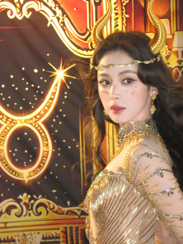 Nữ thần Kim Ngưu đang viral khắp Trung Quốc: Nhan sắc như thiên sử thi thần thoại, lấp lánh hơn cả vàng- Ảnh 12.