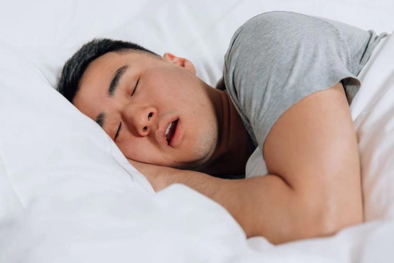 Ngủ theo cách này đảm bảo bạn sẽ ngày càng đẹp trai hơn: 5 thói quen khi ngủ nhất định phải thuộc lòng - Ảnh 2.