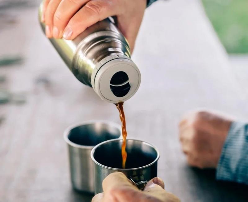 Người phụ nữ bị chấn thương mắt vì bình giữ nhiệt tự phát nổ, bác sĩ cảnh báo: 6 thứ này KHÔNG bao giờ được đựng - Ảnh 3.