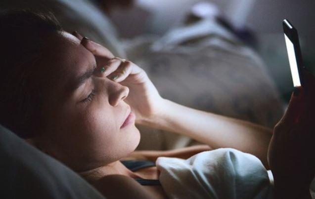 Người phụ nữ "đột quỵ mắt" vì thói quen "cực độc" khi dùng điện thoại - Ảnh 1.