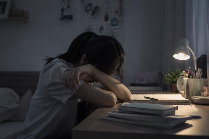 Áp lực bủa vây, nữ sinh lớp 10 chọn cách tự làm đau mình để giải tỏa- Ảnh 1.