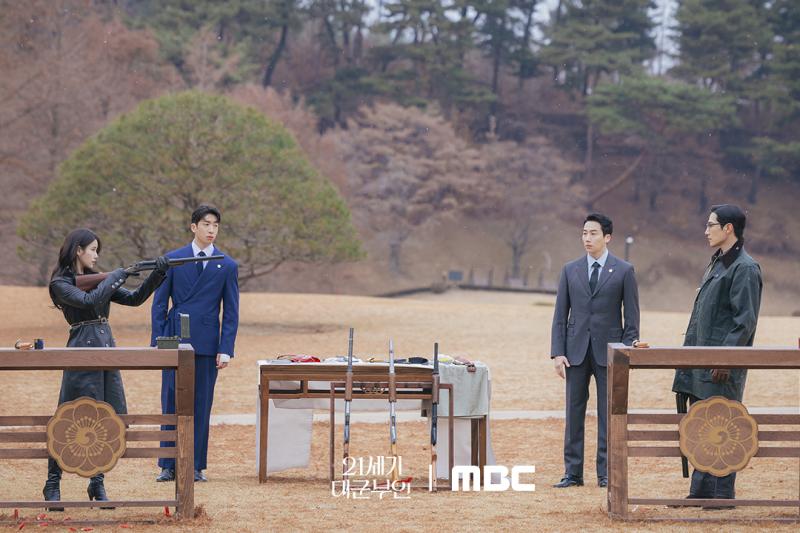 Perfect Crown tập 11: Byeon Woo Seok chính thức lên ngôi vua, IU chĩa sũng vào kẻ mưu hại chồng mình- Ảnh 8.
