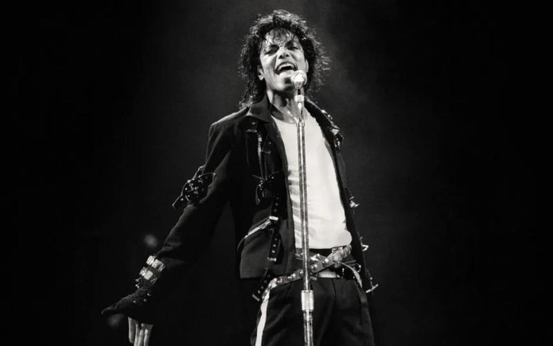 Michael Jackson lần đầu tiên thống trị bảng xếp hạng Billboard Artist 100 - Ảnh 1.