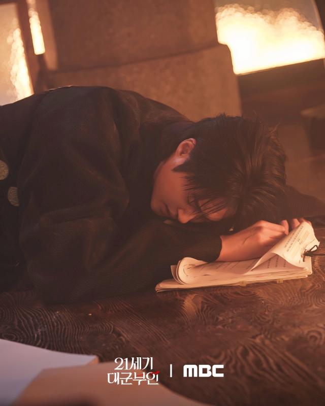 Perfect Crown tập 11: Byeon Woo Seok chính thức lên ngôi vua, IU chĩa sũng vào kẻ mưu hại chồng mình- Ảnh 3.