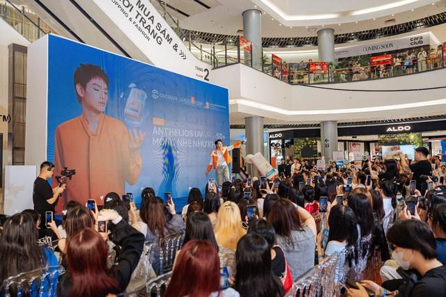 AEON Mall Long Biên “vỡ trận”: Bùi Trường Linh khiến fan hát không nghỉ tại event COCOLUX x La Roche-Posay- Ảnh 1.