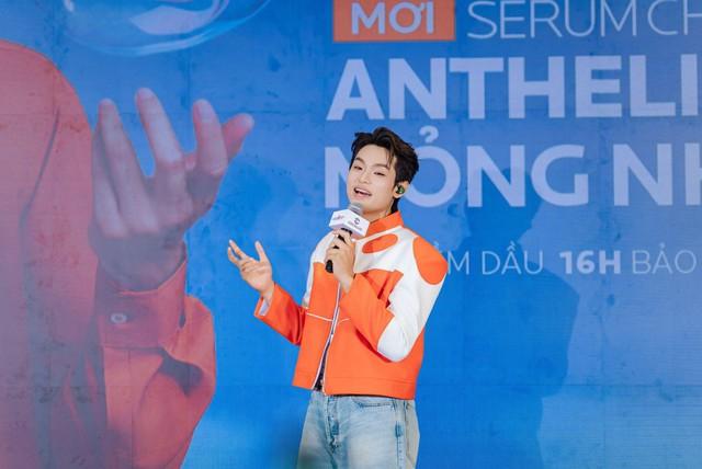 AEON Mall Long Biên “vỡ trận”: Bùi Trường Linh khiến fan hát không nghỉ tại event COCOLUX x La Roche-Posay- Ảnh 2.