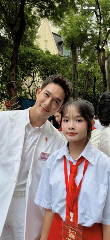 Choáng với profile “con nhà người ta”: Cô bé 13 tuổi gây sốt tại concert quốc gia 2026 - Ảnh 1.