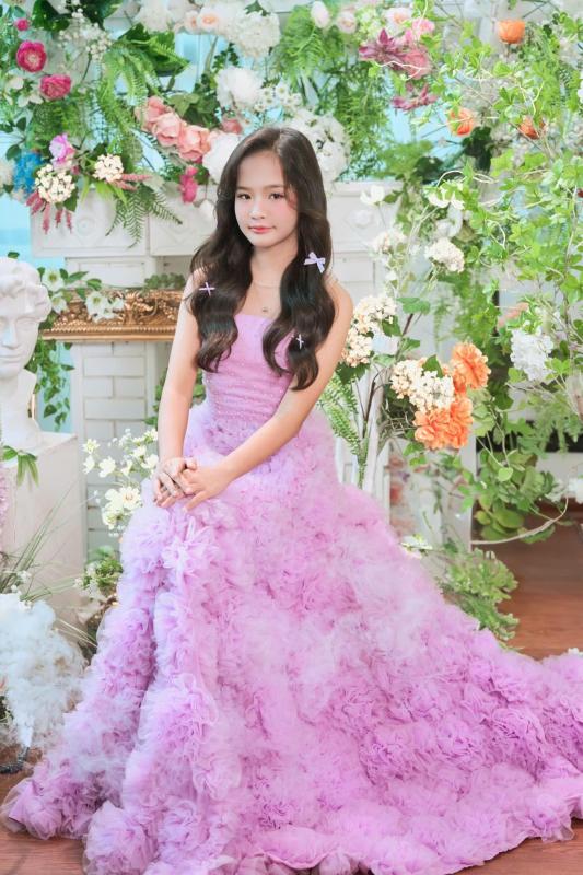 Choáng với profile “con nhà người ta”: Cô bé 13 tuổi gây sốt tại concert quốc gia 2026 - Ảnh 2.