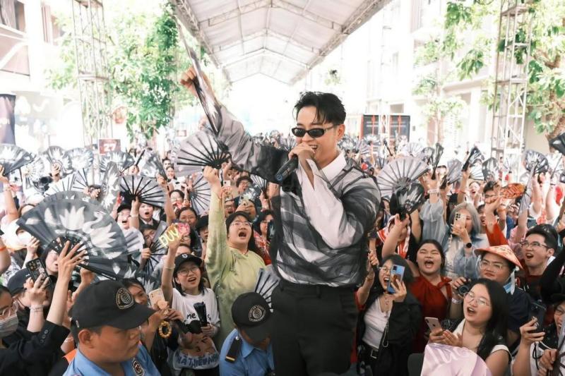 Hành trình của “Crack That Fan” từ không gian Queer đến sân khấu đại chúng - Ảnh 1.