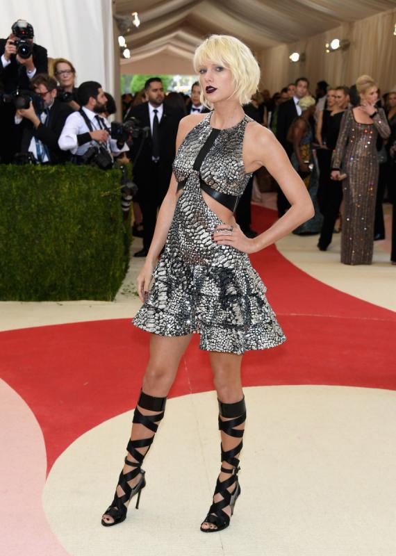Bức ảnh quyền lực 10 năm chưa thể tìm lại ở Met Gala: Hai đại gia giàu nhất showbiz, so kè cực căng vị thế số 1 - Ảnh 5.