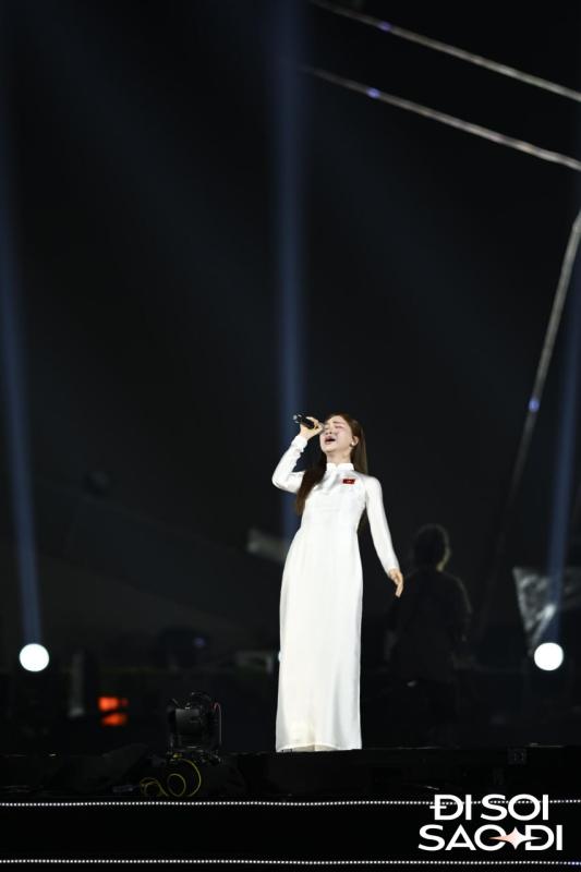 Hoà Minzy tái xuất sau ồn ào "lúa chín không cúi đầu", đọ giọng hát với Chi Pu - Ảnh 3.