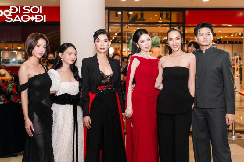 Thảm đỏ HOT nhất hôm nay: Ngọc Trinh - Tiểu Vy đọ sắc khét lẹt, một mỹ nhân khoe vòng 1 bốc lửa đốt cháy sự kiện- Ảnh 1.
