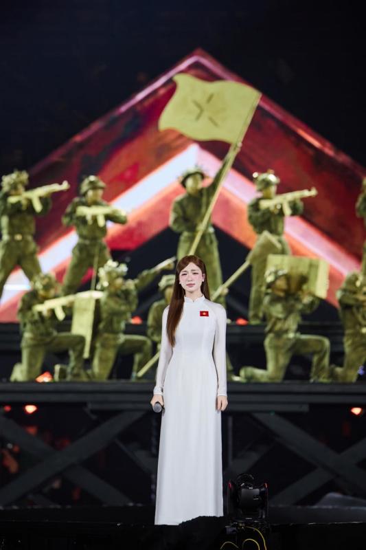 Hoà Minzy tái xuất sau ồn ào "lúa chín không cúi đầu", đọ giọng hát với Chi Pu - Ảnh 1.