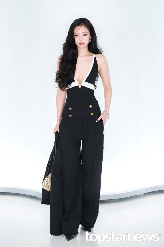 Jennie mặc độc bra diễn vũ đạo bỏng mắt ở show Chanel, G-DRAGON nhảy theo nhiệt tình- Ảnh 1.