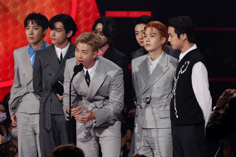BTS được đặc cách đi trễ tại lễ trao giải lớn nhất nước Mỹ, cả triệu người nín thở chờ đợi- Ảnh 1.