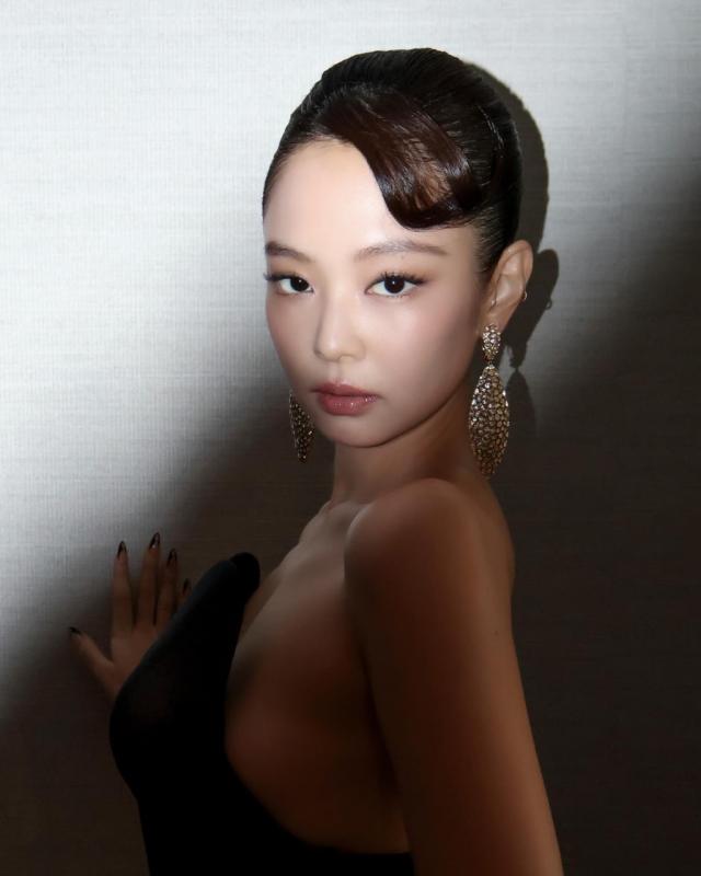 Jennie mặc độc bra diễn vũ đạo bỏng mắt ở show Chanel, G-DRAGON nhảy theo nhiệt tình- Ảnh 7.