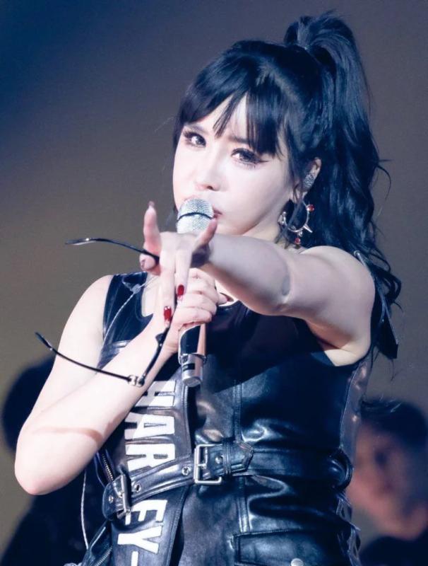 Showbiz mãi tiếc nuối mỹ nhân này: Giọng hát định hình tiêu chuẩn, lụi tàn vì 1 lần mang theo chất cấm- Ảnh 1.