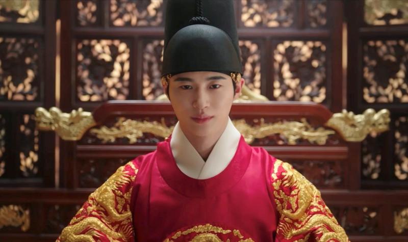 Perfect Crown tập cuối: IU - Byeon Woo Seok có màn lật mặt cực căng, cùng nhau xóa sổ hoàng tộc- Ảnh 1.